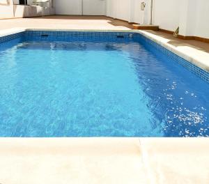 una grande piscina con acqua blu di Salty Apartment Torrevieja a Torrevieja