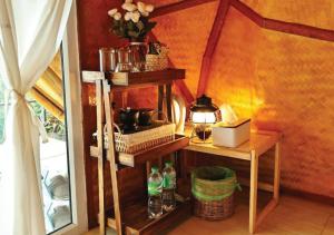 esquina de una habitación con una mesa y un estante en Dao Bon Din Camping, 
