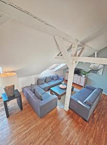 una sala de estar con sofás azules y una mesa. en Historic Centre Apartments I, en Praga