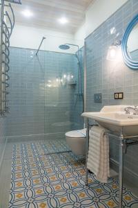 uma casa de banho com um lavatório, um WC e um chuveiro em WineGarden em Mukacheve