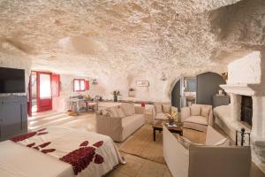 un grand salon avec un mur en pierre dans l'établissement Masseria Torre Coccaro, à Savelletri di Fasano