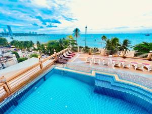 Bazén v ubytování AA Hotel Pattaya nebo v jeho okolí + 37 fotografií