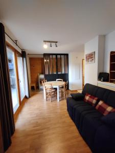 a living room with a couch and a table at Orelle 3 Vallées - Studio 4 personnes in Orelle