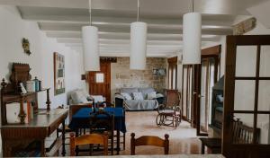 ein Wohnzimmer mit Tisch und Couch in der Unterkunft La Casa de la Acacia in Olba + 28 Fotos