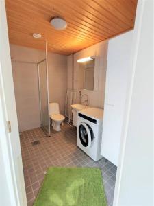Koupelna v ubytování Kotimaailma Furnished Apartment with sauna