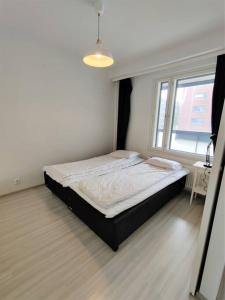 Postel nebo postele na pokoji v ubytování Kotimaailma Furnished Apartment with sauna