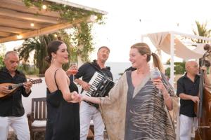 Une femme jouant un accordéon et une autre femme jouant un instrument dans l'établissement Masseria Torre Coccaro, à Savelletri di Fasano