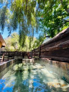 uma piscina de água com carpas em El Encanto del Manzano & Espacio Vittalia Spa em San José de Maipo