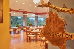 ein Restaurant mit einem Schild, das den Queen-Pavillon liest in der Unterkunft Seerock The King's Domain in Sigiriya