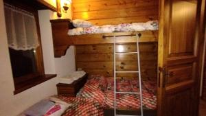 1 Schlafzimmer mit 2 Etagenbetten in einer Hütte in der Unterkunft Chalet Elegante - Campo Felice e Piste da scii in Spogna