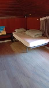 1 cama con 2 almohadas en una habitación en Beach House São Pedro, en São Pedro do Estoril