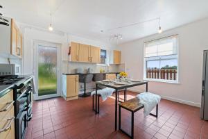 ハイブリッジにあるSpacious Holiday Home Somersetの中央にテーブル付きのキッチン