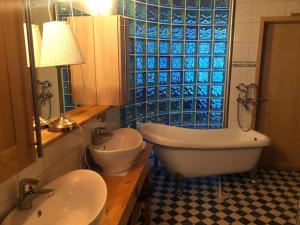 Koupelna v ubytování Kotimaailma - Iso ja viihtyisä omakotitalo saunalla 9 henkilölle
