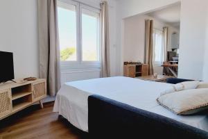 - une chambre avec un grand lit et une fenêtre dans l'établissement GoodHome*La Terrasse D'Horizon, à Dunkerque