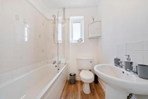 ハイブリッジにあるSpacious Holiday Home Somersetのトイレと洗面台を備えた白いバスルーム +10枚の写真