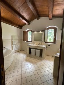 a bathroom with a tub and a sink and a toilet at Appartamento Vacanze Il Daino in Leonessa