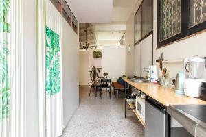 een keuken met een aanrecht en stoelen in een kamer bij OnNut Pool Homestay in Amphoe Phra Khanong