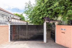 een poort naar een huis met een hek bij OnNut Pool Homestay in Amphoe Phra Khanong