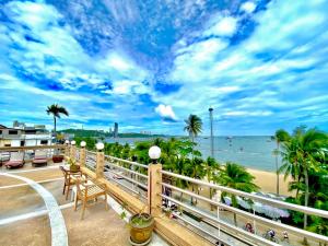 einen Balkon mit Blick auf den Strand und das Meer in der Unterkunft AA Hotel Pattaya in Pattaya