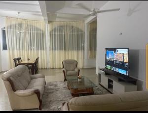 Кът за сядане в Lux Suites Mkomani Beachfront Apartment