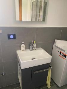 un bagno con lavandino bianco accanto a un frigorifero di B&B La vecchia fornace a Teramo