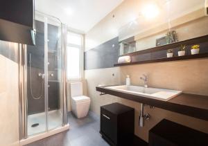 a bathroom with a sink and a shower and a toilet at Apartamento Victoria in Ferrol