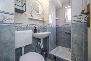 uma casa de banho com um WC e um lavatório em Apartmani Leo-Marin em Makarska