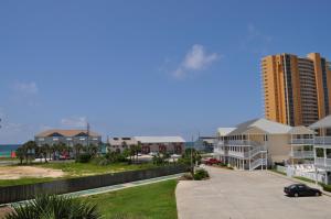 - une vue sur la plage depuis le balcon d'un bâtiment dans l'établissement Southwind by Panhandle Getaways, à Panama City Beach
