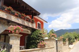 ein Gebäude mit Topfpflanzen nebeneinander in der Unterkunft Villa Manca in San Severino Lucano