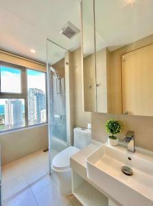 een badkamer met toilet, douche en wastafel bij THE SÓNG Apartment Vũng Tàu - Trinh's House in Vung Tau