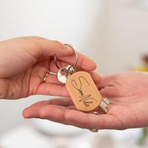 a person holding a key chain with a question mark on it at B&B SAN NILO in Orsomarso