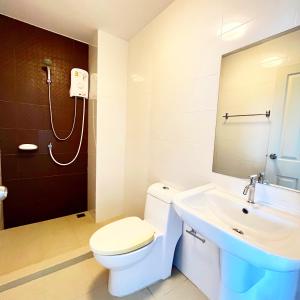 un baño con inodoro y lavabo en The Trust condo 2 beds room Hua hin, en Hua Hin