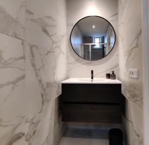 W łazience znajduje się umywalka i lustro. w obiekcie K50167Spacious and modern apartment near the city center, free parking w Eindhoven