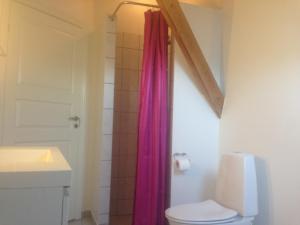 Koupelna v ubytování Kærskovgård ferielejligheder + 37 fotografií
