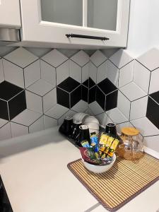 eine Küchentheke mit einer Schüssel mit Utensilien auf einer Arbeitsplatte in der Unterkunft 2-х комнатная квартира на Арбате in Almaty