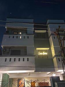 een gebouw met een bord aan de zijkant bij The Pearl 1Bhk / 2Bhk in Chennai