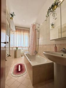 uma casa de banho com um lavatório e uma banheira ao lado de um lavatório em Casa Vacanze Fabiola em Castellammare di Stabia