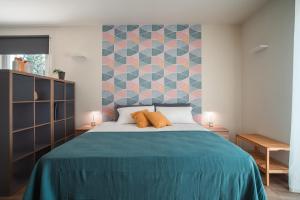 1 dormitorio con 1 cama grande con manta azul en Hamsa Apartments AKASHA BILOCALE MODERNO en San Pietro in Cariano