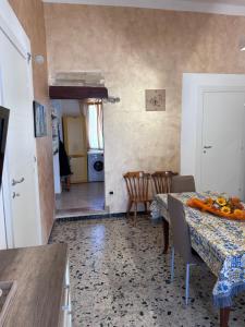 Casa vacanza I Pavoni في Campanedda: مطبخ مع طاولة وكراسي وغرفة طعام