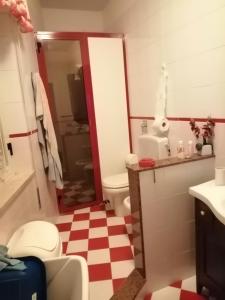 a bathroom with a red and white checkered floor at "vista isole EGADI" Appartamento vicino mare e aeroporto in Rilievo