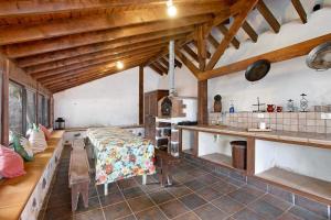 uma cozinha com tectos em madeira e uma mesa num quarto em Tegueste Entre Viñedos em Tegueste