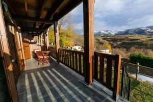 porche de una cabaña con vistas a las montañas en Apartament la Perdiu, en Estavar