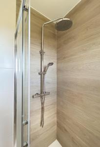 Apartamentos El Camino Resorts في كوبرسيز: دش مع باب زجاجي في الحمام +28 صورة