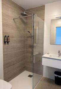 Apartamentos El Camino Resorts في كوبرسيز: حمام مزود بدش ومغسلة