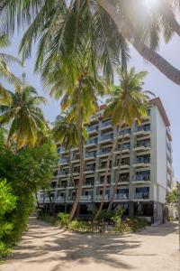 馬富施的住宿－卡尼格蘭德海景旅館，棕榈树海滩上的酒店