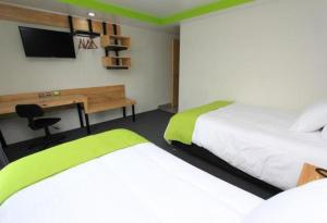 Postel nebo postele na pokoji v ubytování Hotel Brisas Express
