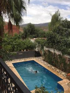 - une petite piscine avec une personne dans l'établissement Villa SLS privé avec piscine privée, à Ourika