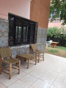 - un ensemble de chaises assises sur une terrasse dans l'établissement Villa SLS privé avec piscine privée, à Ourika