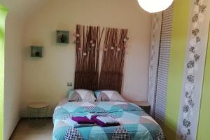 a bedroom with a bed in a room at Chez Mamilou in Soufflenheim
