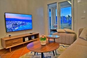 TV a/nebo společenská místnost v ubytování MY CASA - CABO NEGRO